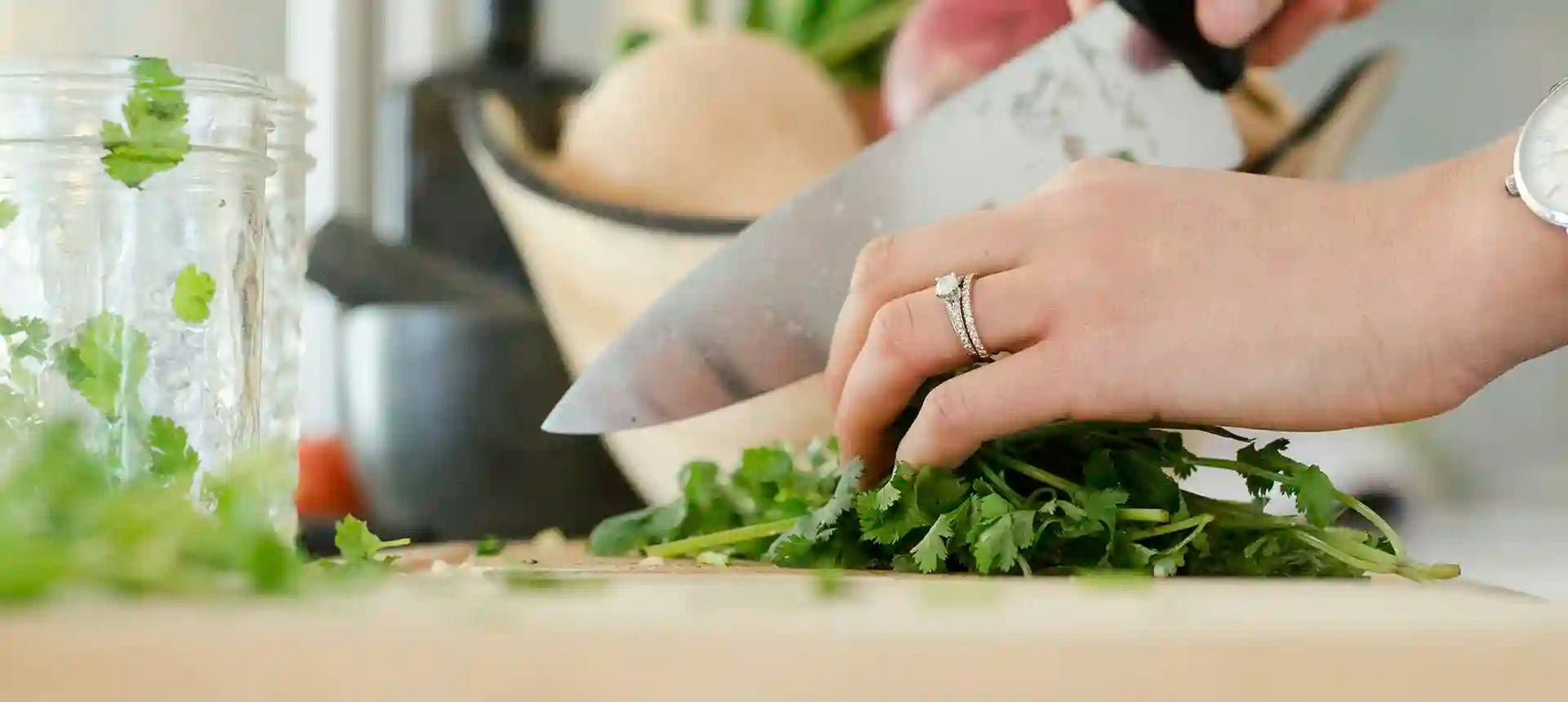 Composición fotográfica de una persona cortando verduras en la cocina