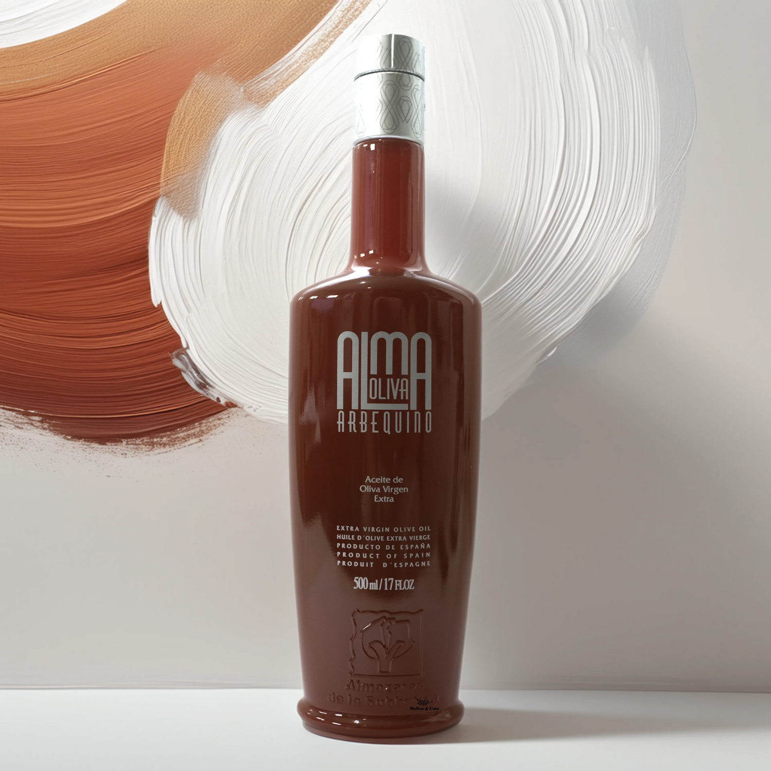 Botella de aceite de oliva virgen extra Almaoliva Arbequino 500ml con fondo pintado de Molino y Cata