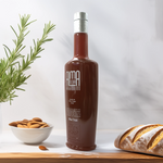 Botella de aceite de oliva virgen extra Almaoliva Arbequino 500ml enuna mesa de Molino y Cata