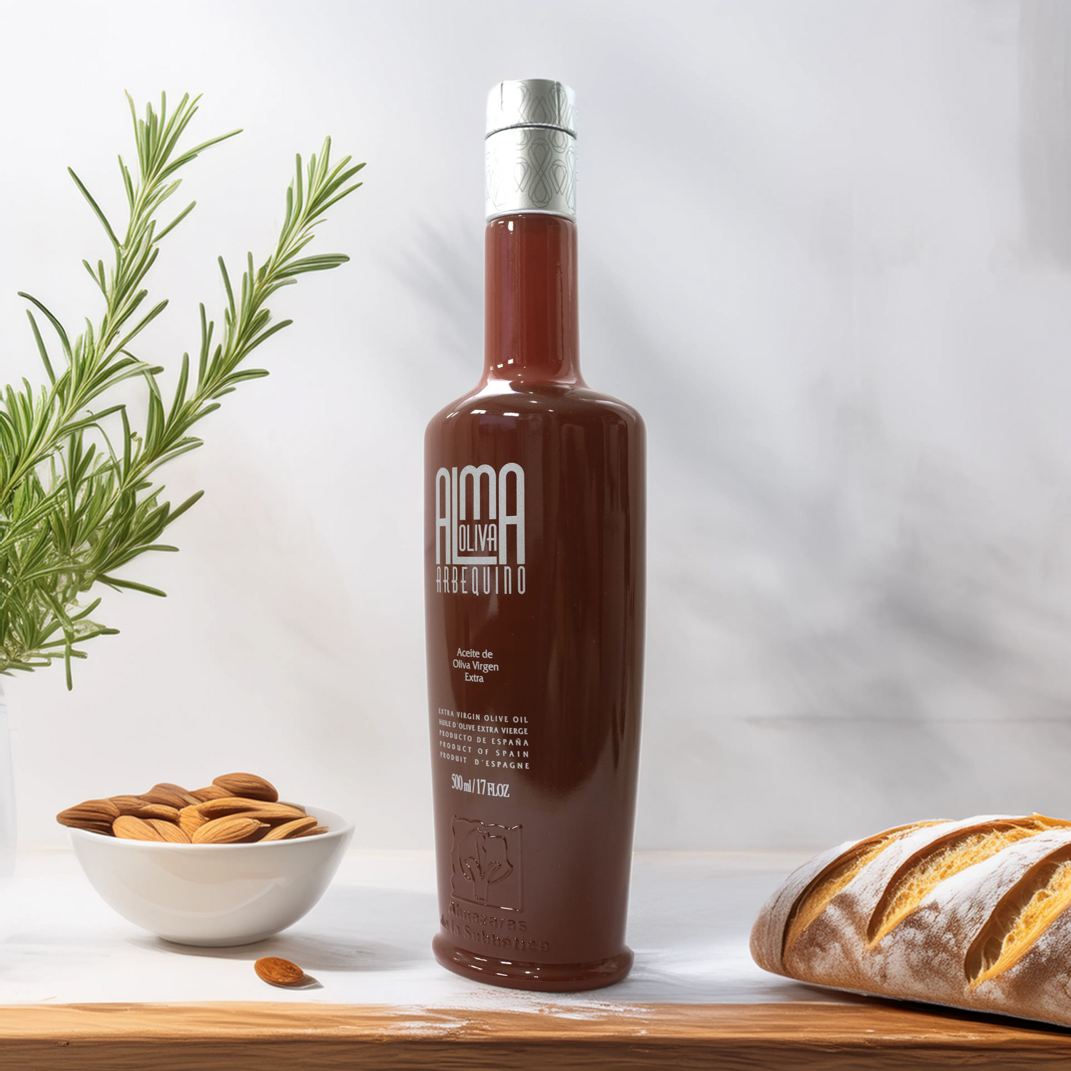 Botella de aceite de oliva virgen extra Almaoliva Arbequino 500ml enuna mesa de Molino y Cata