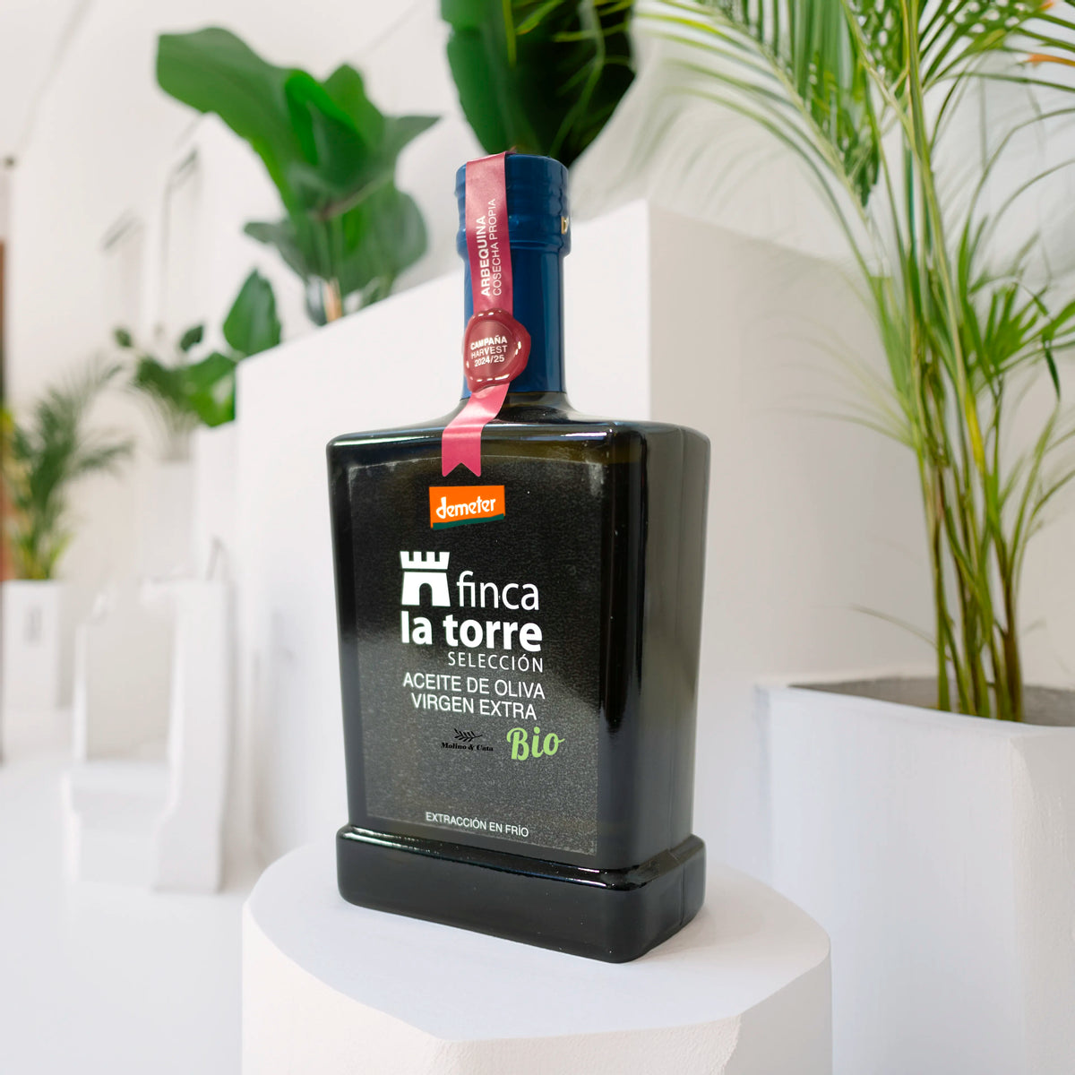 Finca la Torre Hojiblanca Aceites de Oliva Virgen Extra 500ml ecológico en escena de lujo exterior