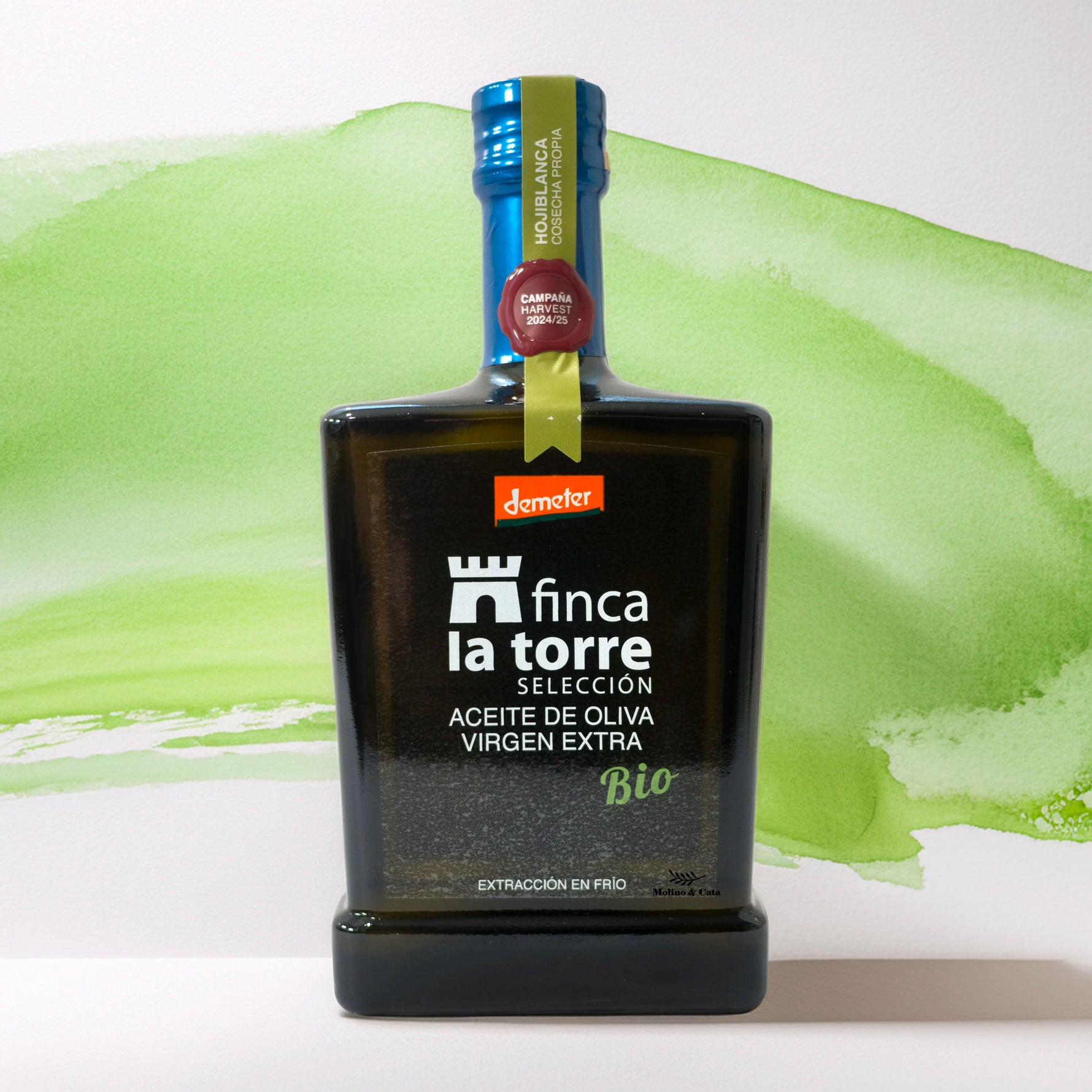 Finca la Torre Hojiblanca Aceites de Oliva Virgen Extra 500ml ecológico con fondo de acuarela inspirado en el diseño de la botella