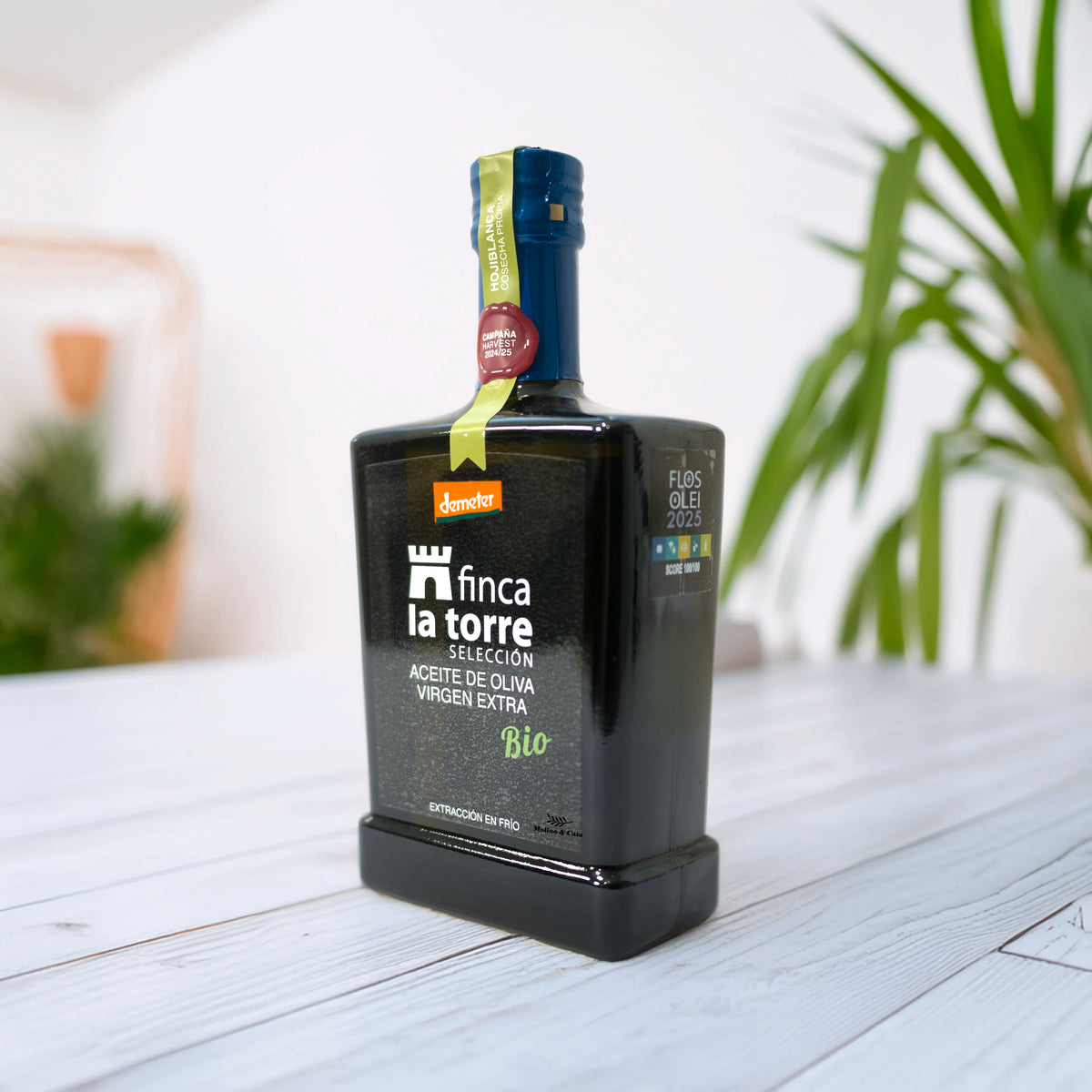 Finca la Torre Hojiblanca Aceites de Oliva Virgen Extra 500ml ecológico en escena de mesa exterior