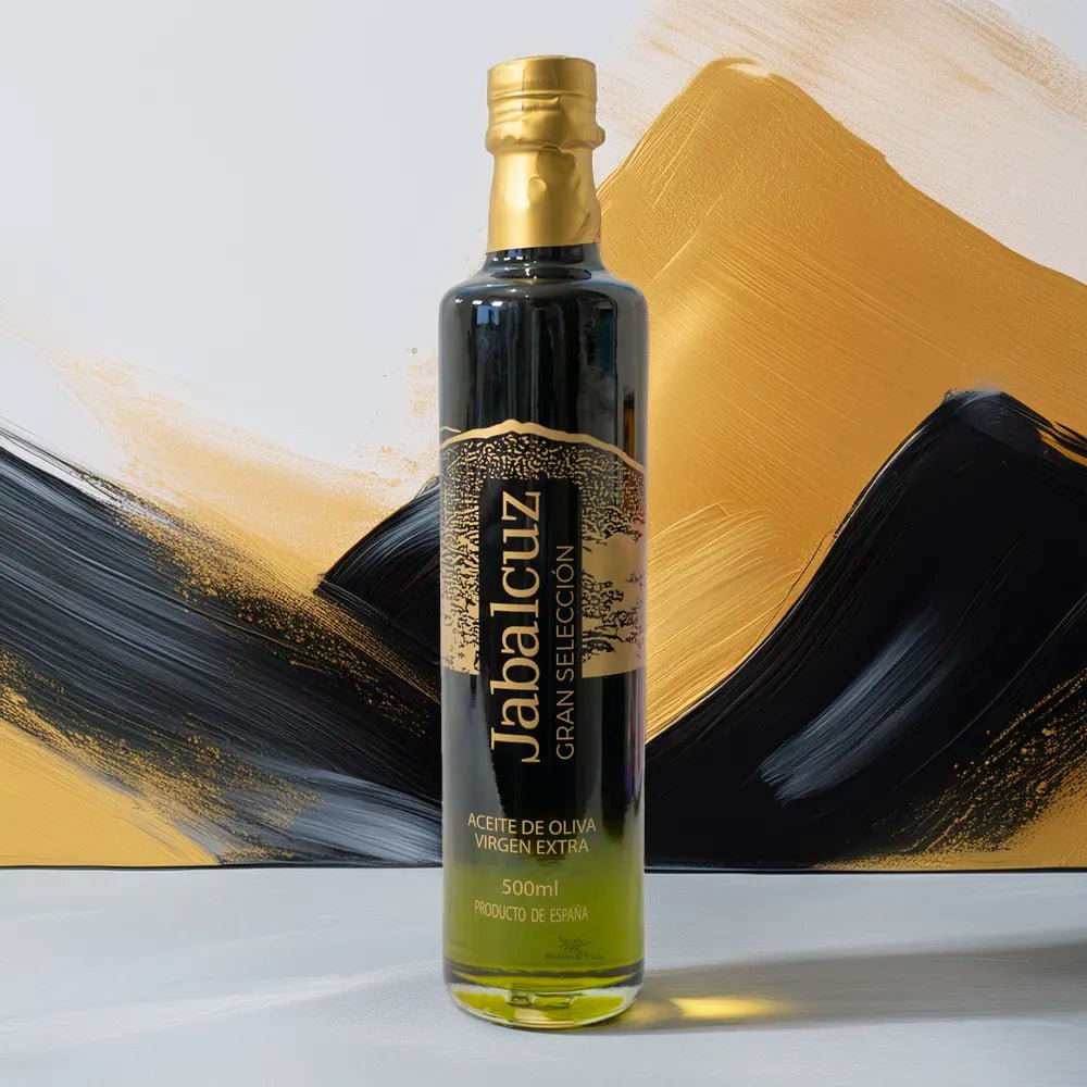 Botella de Aceite de Oliva Virgen Extra Jabalcuz Gran Selección 500ml con fondo pintado de Sierra de la Pandera