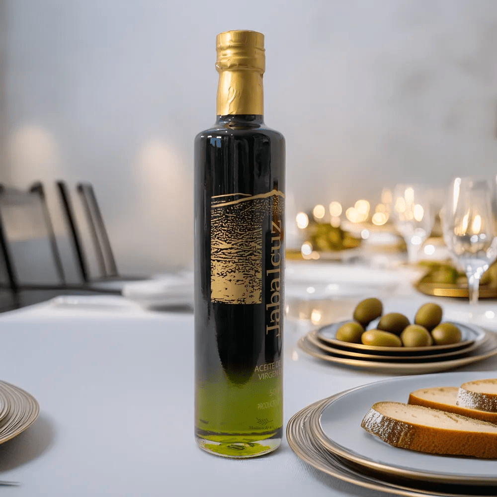 Botella de Aceite de Oliva Virgen Extra Jabalcuz Gran Selección 500ml en mesa elegante de restaurante