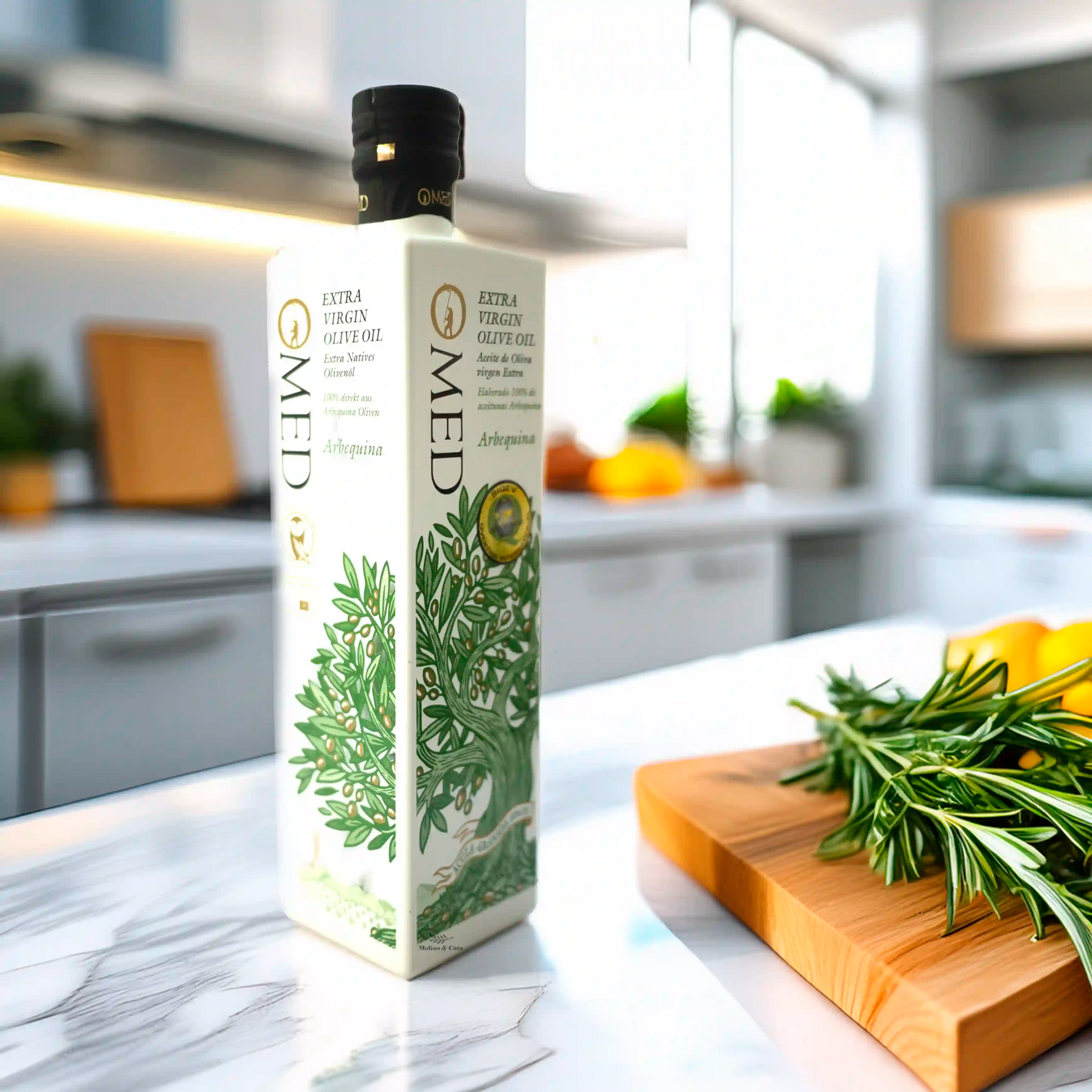 Aceite de Oliva Virgen Extra O-MED Arbequina 500ml en escena cocina moderna