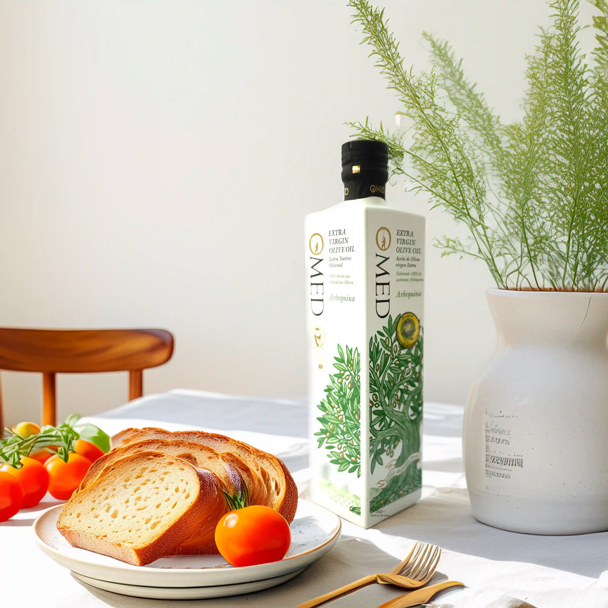 Aceite de Oliva Virgen Extra O-MED Arbequina 500ml en escena desayuno mediterraneo