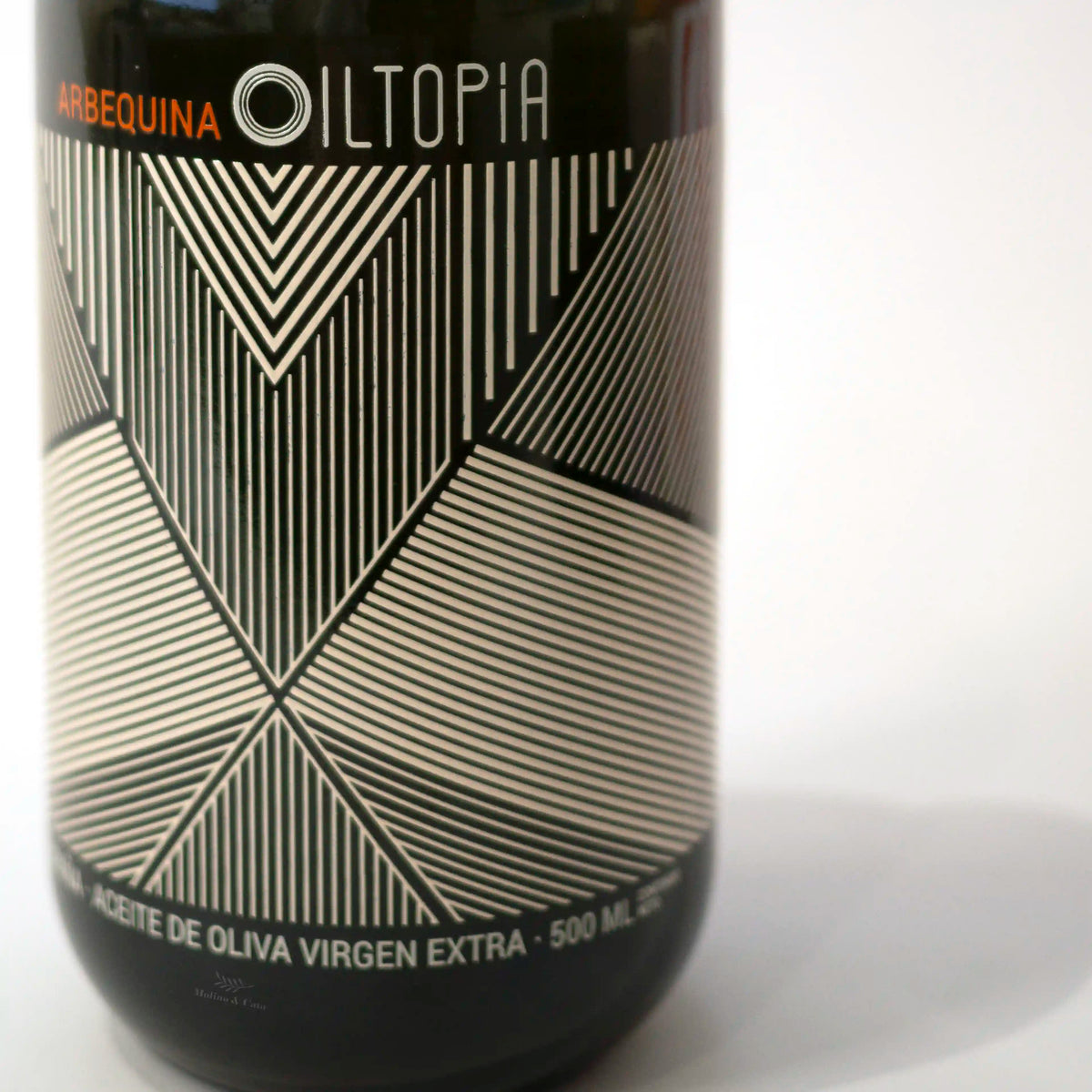 Aceite de Oliva Virgen Extra Premium Arbequina Oiltopia 500ml detalle del diseño de la botella