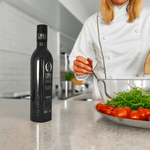 Botella de aceite de Oliva Virgen Extra Oro Bailén Picual 500ml en cocina gourmet con chef