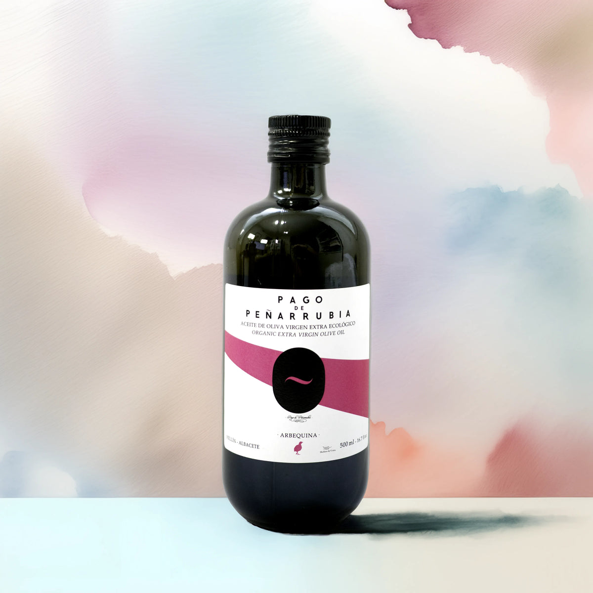 Pago de Peñarrubia Aceite de Oliva Virgen Extra Ecológico Arbequina 500ml con fondo de acuarela inspirado en el diseño de la botella