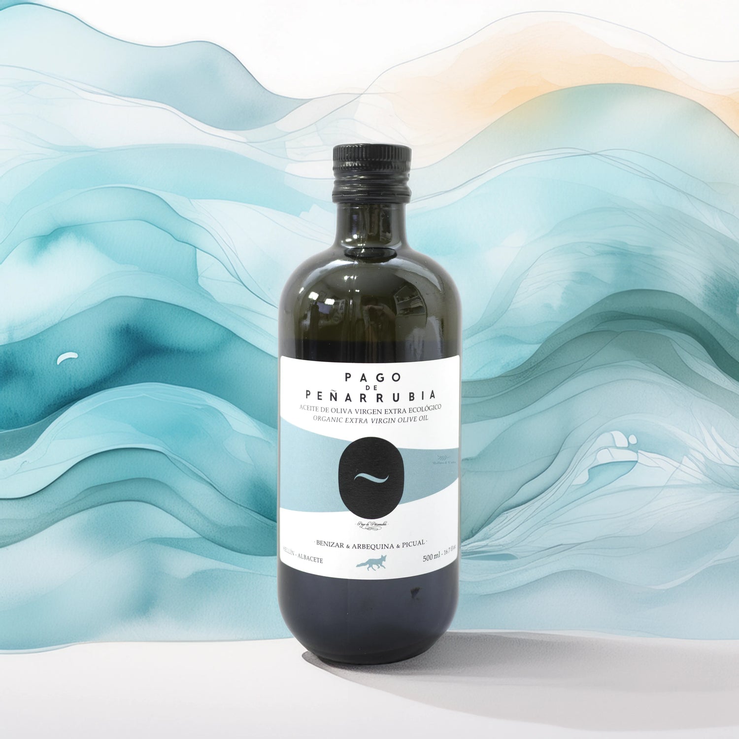 Pago de Peñarrubia Aceite de Oliva Virgen Extra Coupage Benízar Arbequina y Picual Ecológico 500ml con fondo artístico en acuarela inspirado en el diseño de la botella