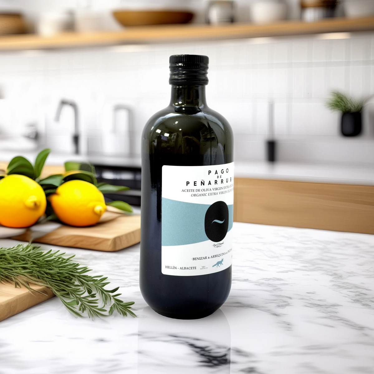 Pago de Peñarrubia Aceite de Oliva Virgen Extra Benízar Arbequina y Picudo ecológico 500ml en una cocina moderna con la encimera de mármol