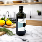 Pago de Peñarrubia Aceite de Oliva Virgen Extra Benízar Arbequina y Picudo ecológico 500ml en una cocina moderna con la encimera de mármol