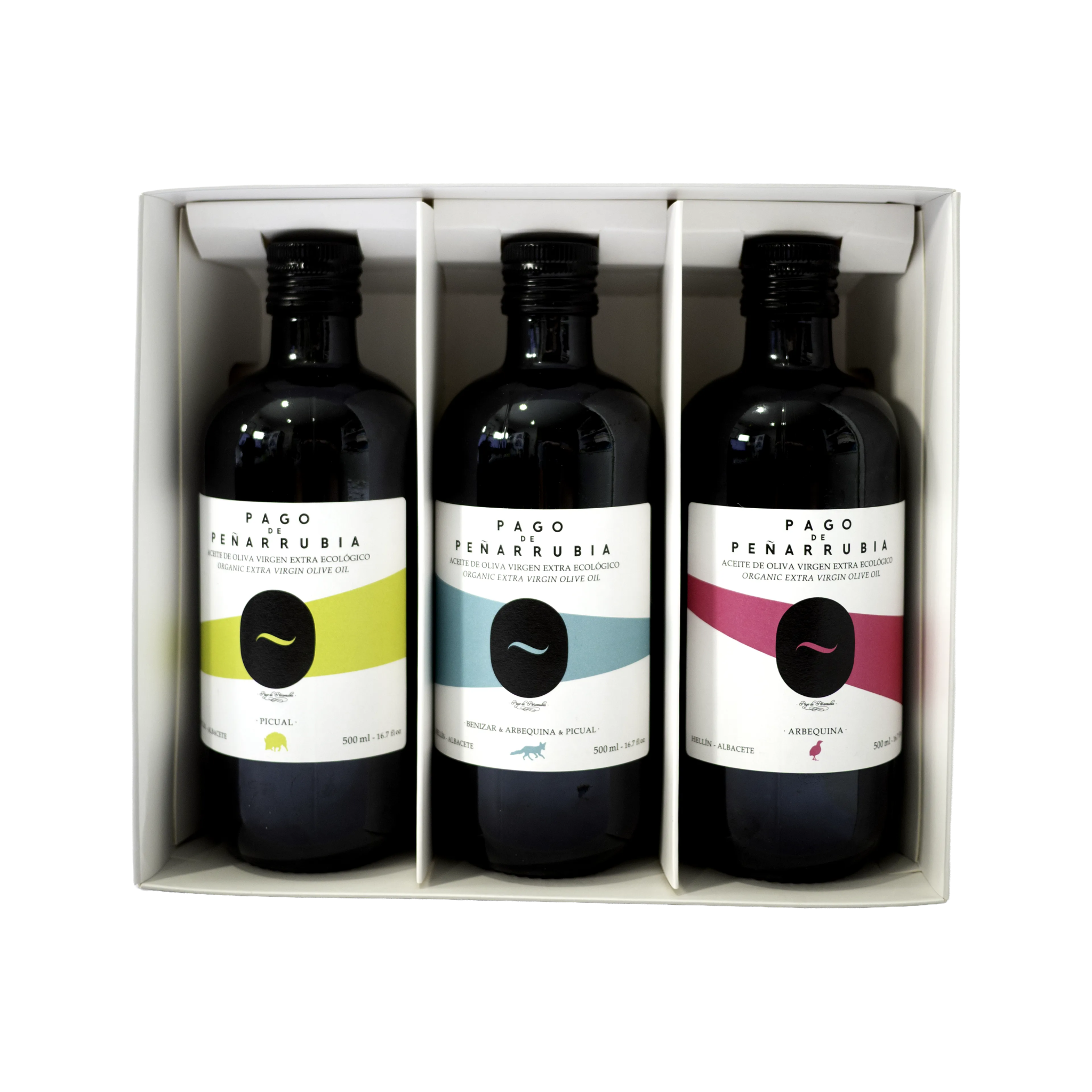 Imagen del contenido del pack regalo de tres botellas de aceite de oliva virgen extra ecológico Picual, Arbequina y Coupage de Pago de Peñarrubia vendido por Molino y Cata