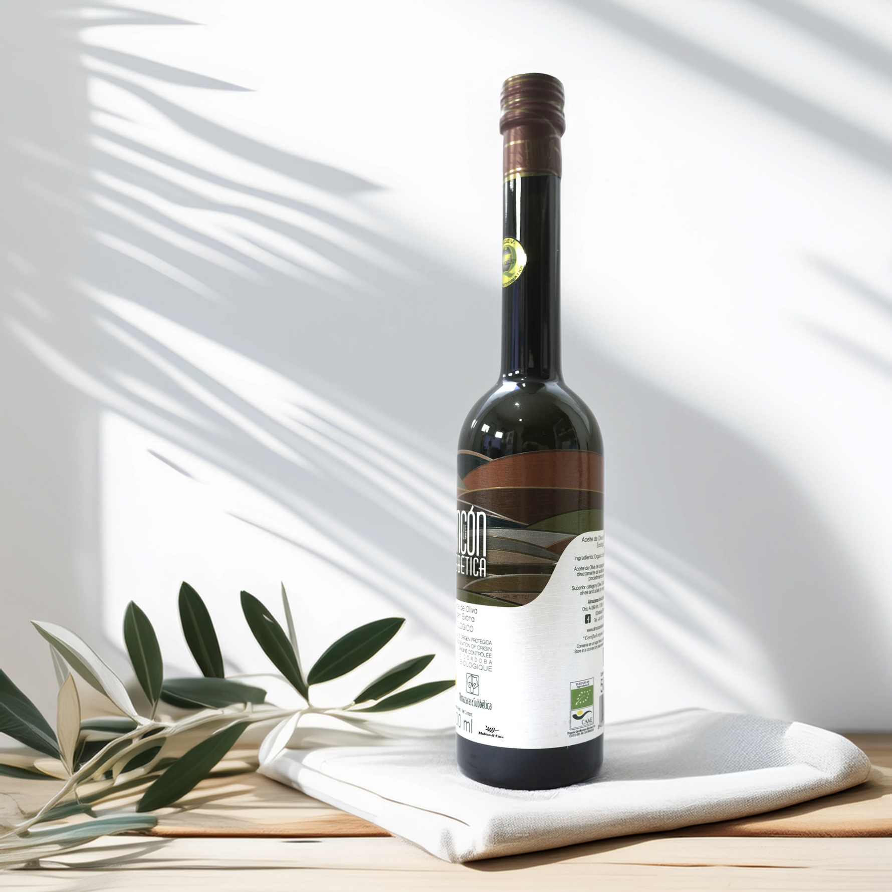 Botella de Aceite de Oliva Virgen Extra Rincón de la Subbética Hojiblanca 500ml en composición mediterránea de Molino y Cata