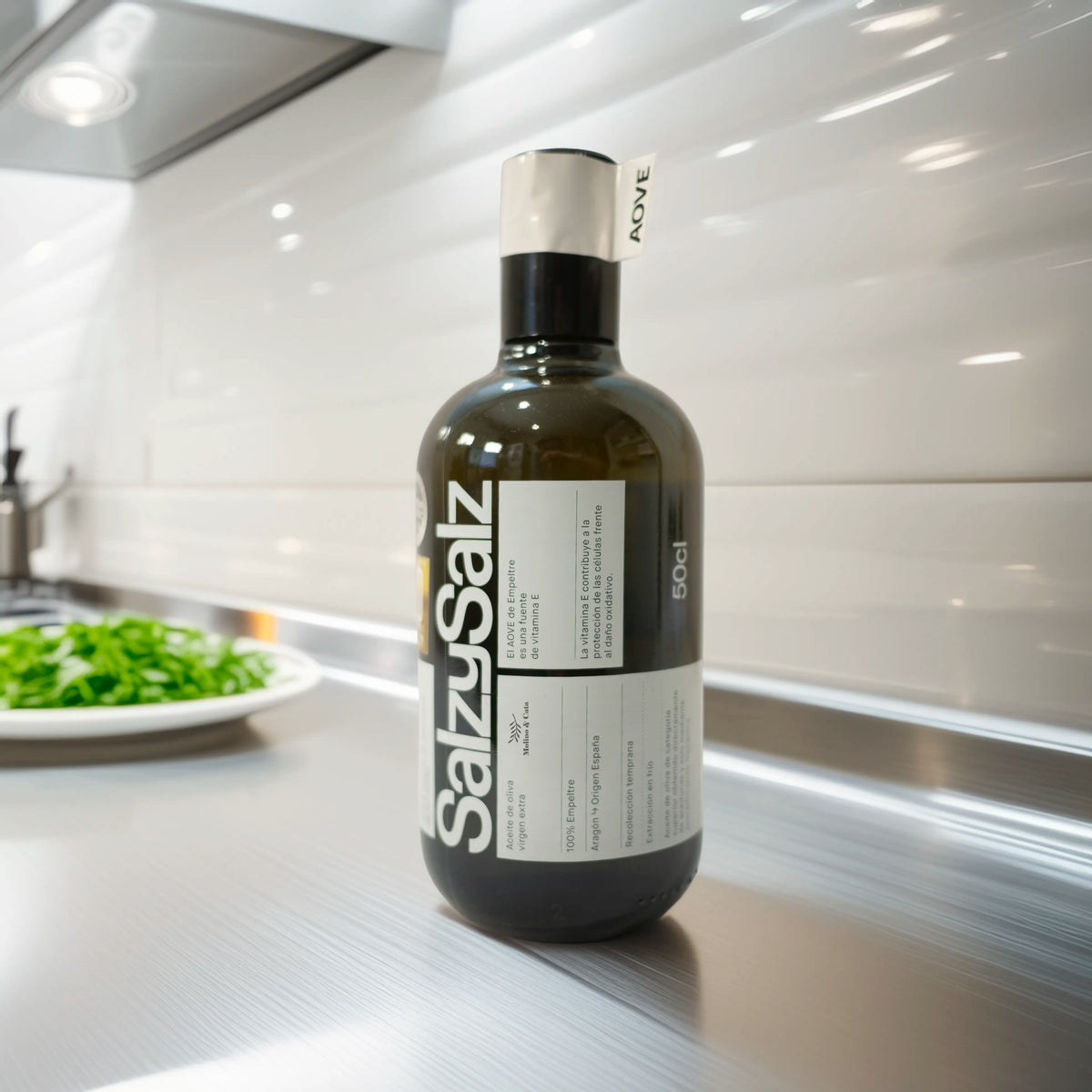 SalzySalz Empeltre Aceite de Oliva Virgen Extra 500ml en cocina profesional con ensalada