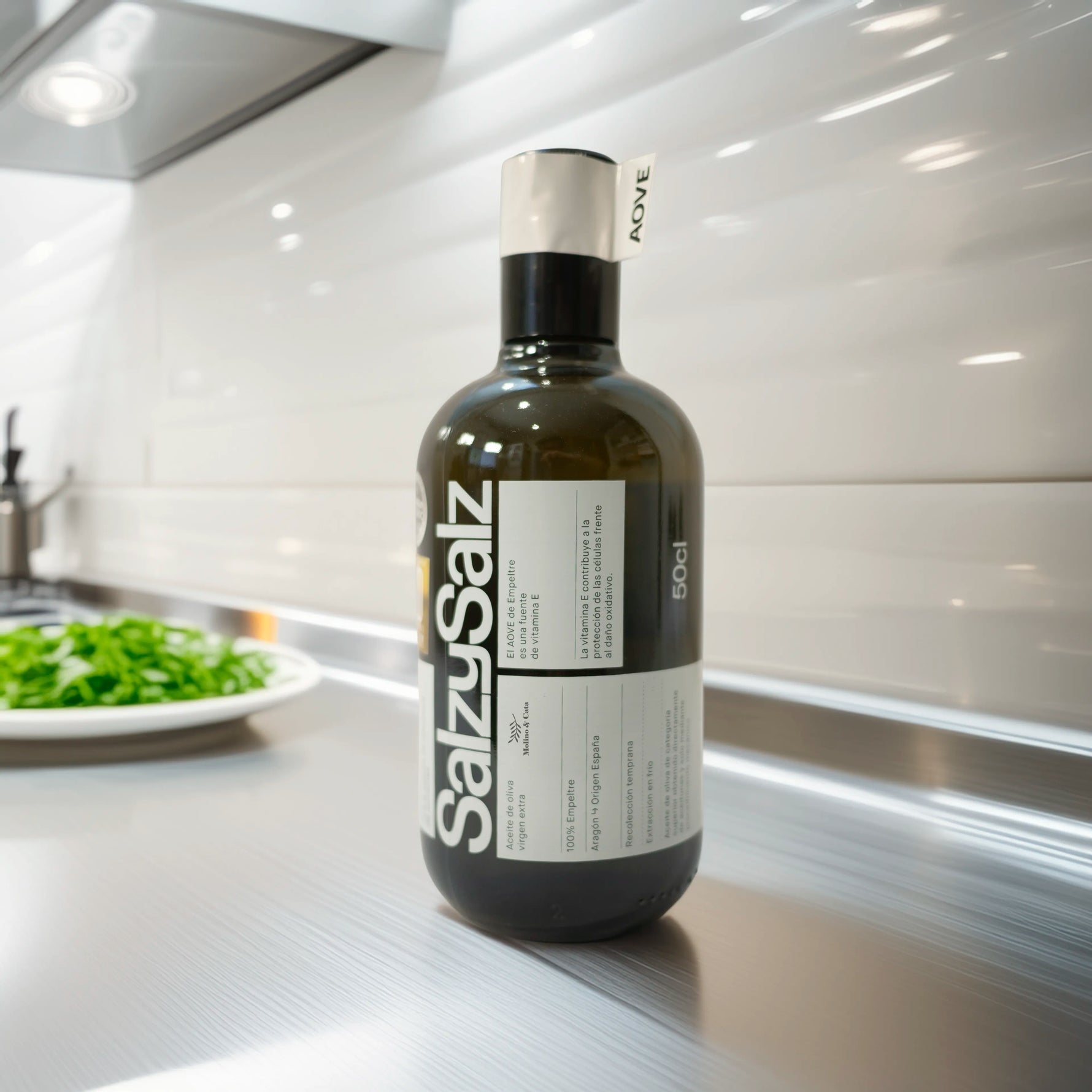 SalzySalz Empeltre Aceite de Oliva Virgen Extra 500ml en cocina profesional con ensalada