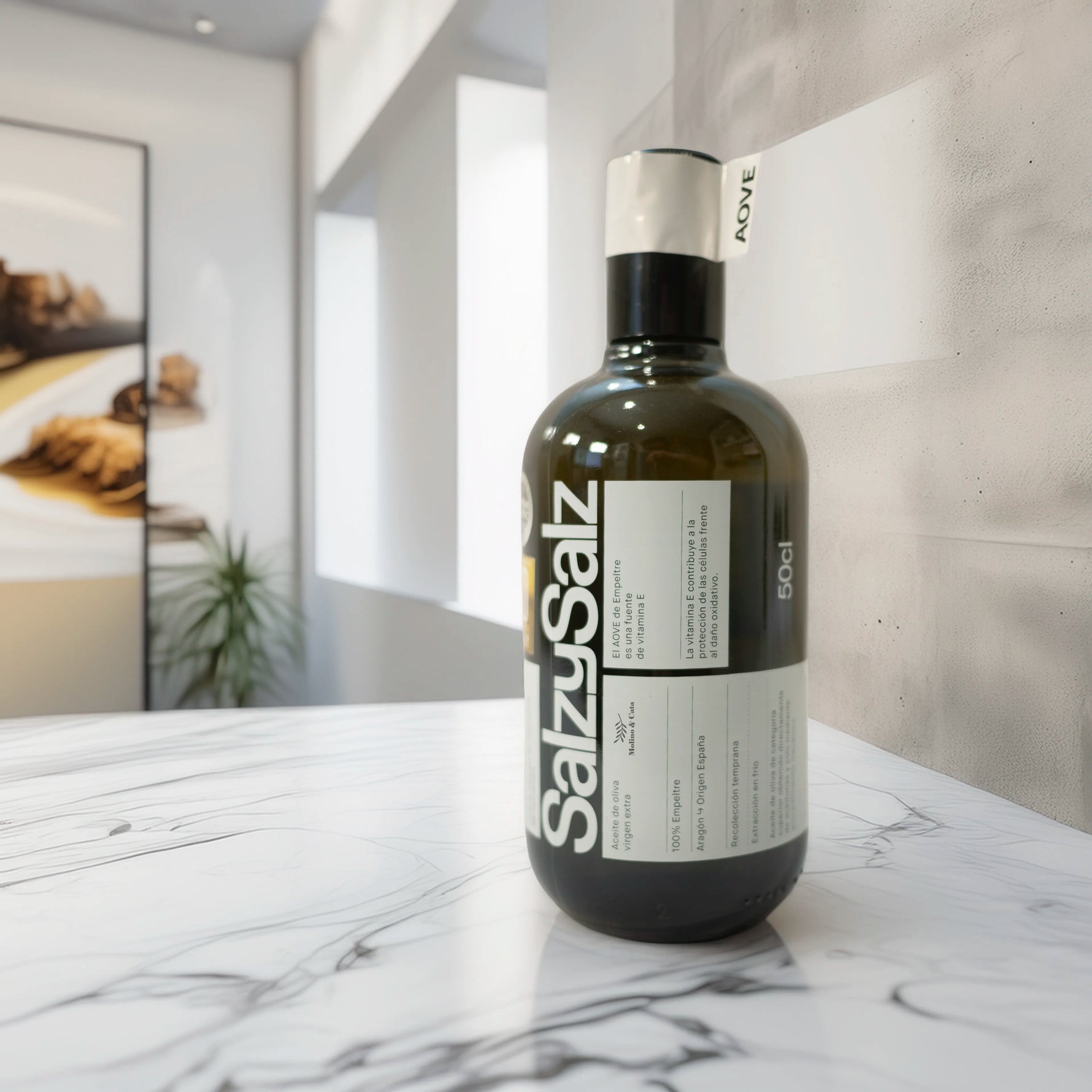 SalzySalz Empeltre Aceite de Oliva Virgen Extra 500ml en cocina con mesa de mármol